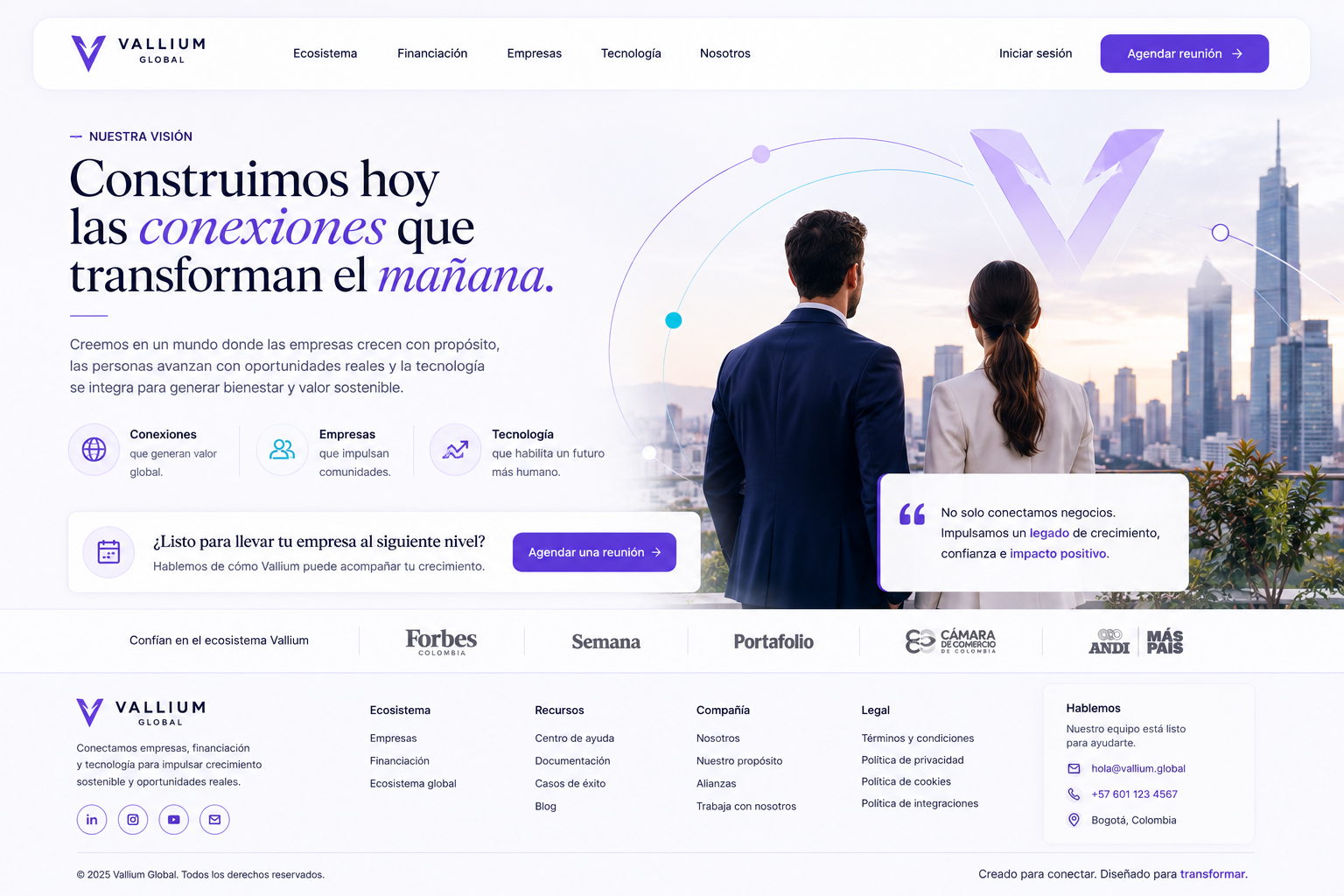 Dos profesionales observando una ciudad como símbolo de crecimiento y futuro